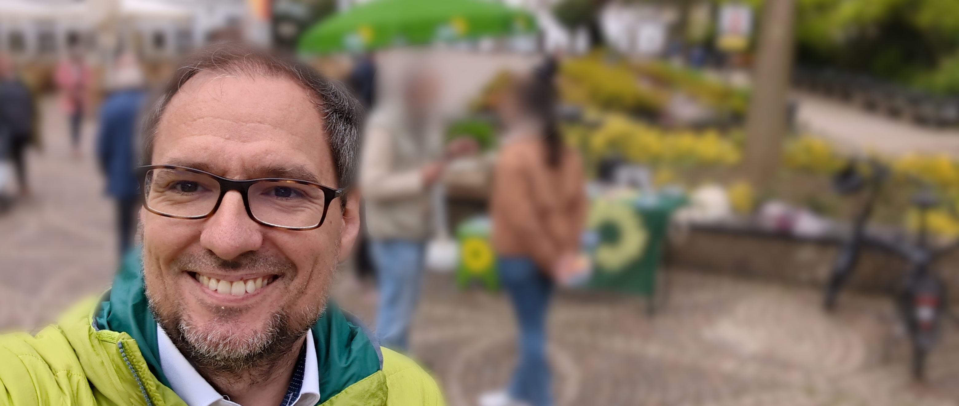 Portrait Dr. Andreas Resch am Wahlstand